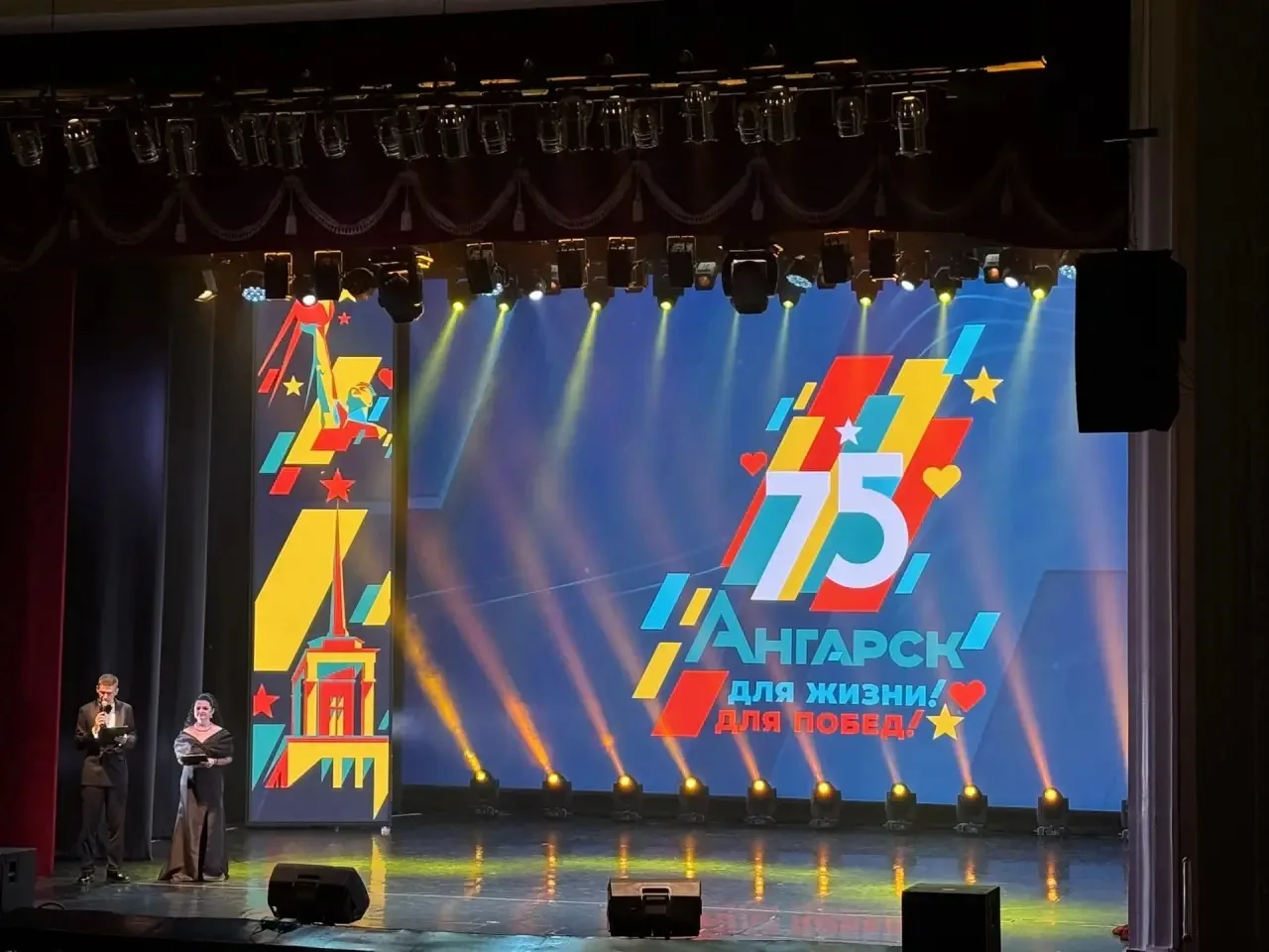 Микрофоны работают, свет отрегулирован, звук настроен!