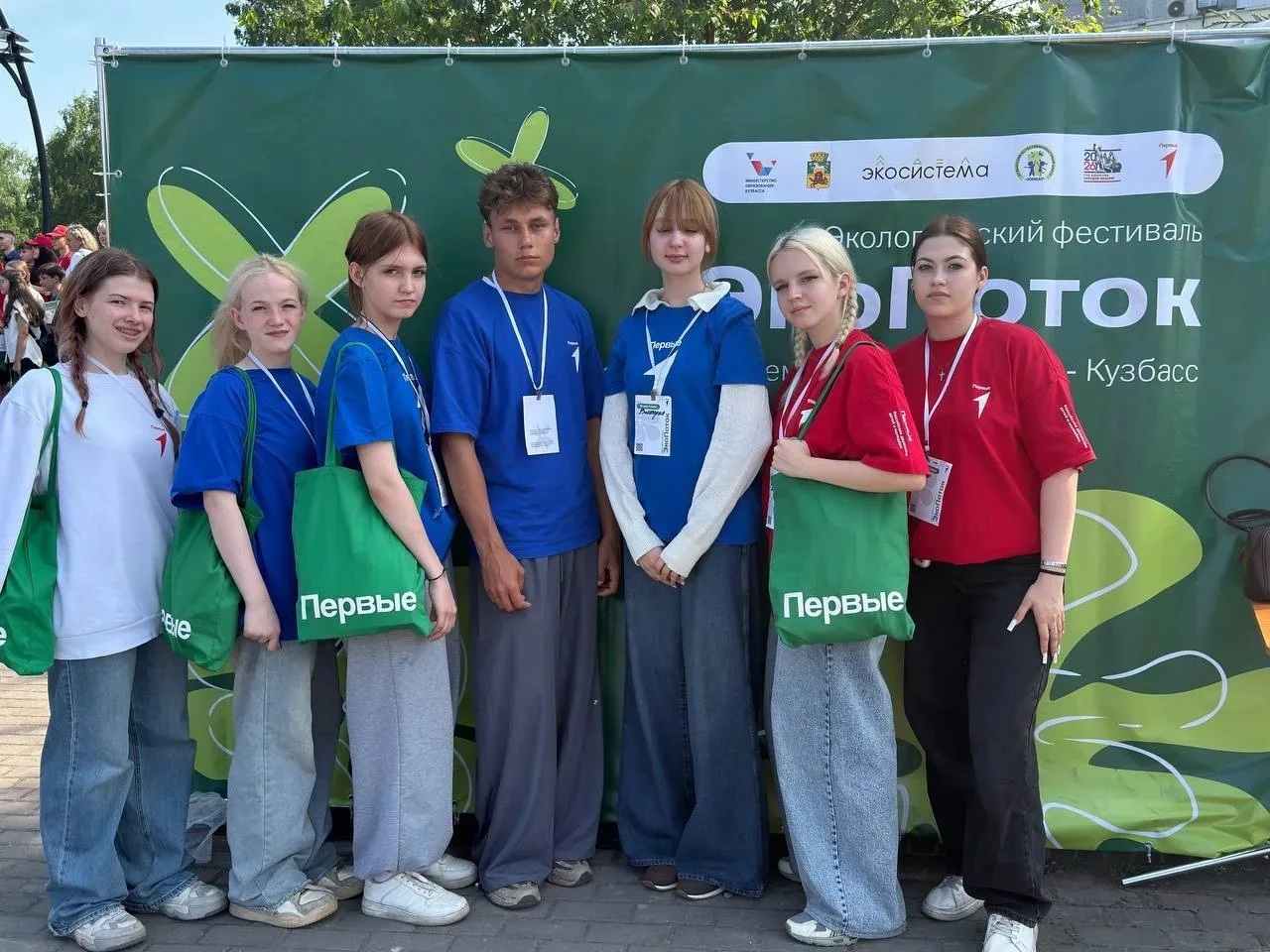 9-е классы не сидят на месте: Дарья, Софья и Екатерина на «ЭкоПоток»! 🌍♻️

🍃Жить экологично и совр