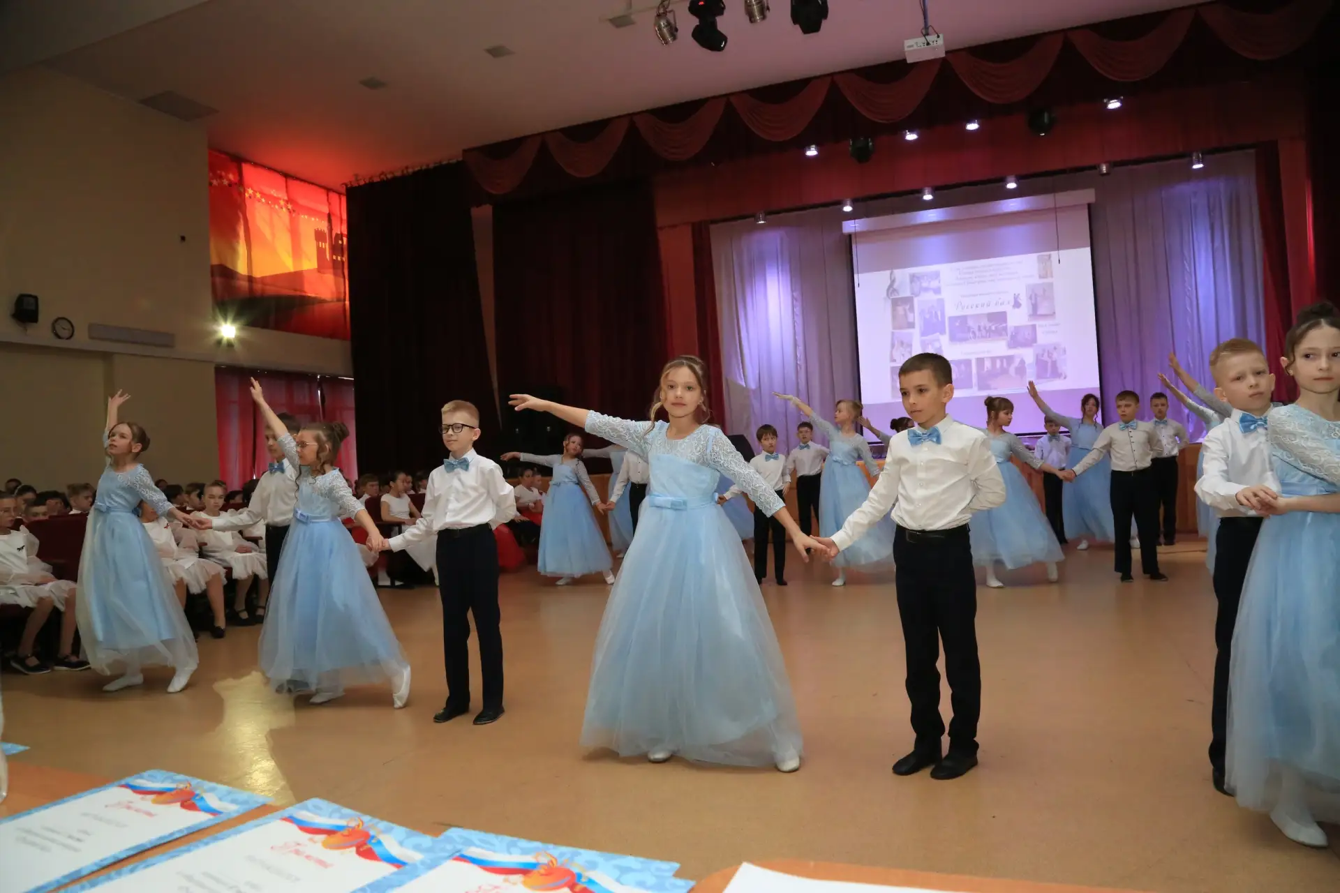 💃 Сегодня в школе — настоящий праздник грации и красоты! 💐  В актовом зале царила атмосфера настояще
