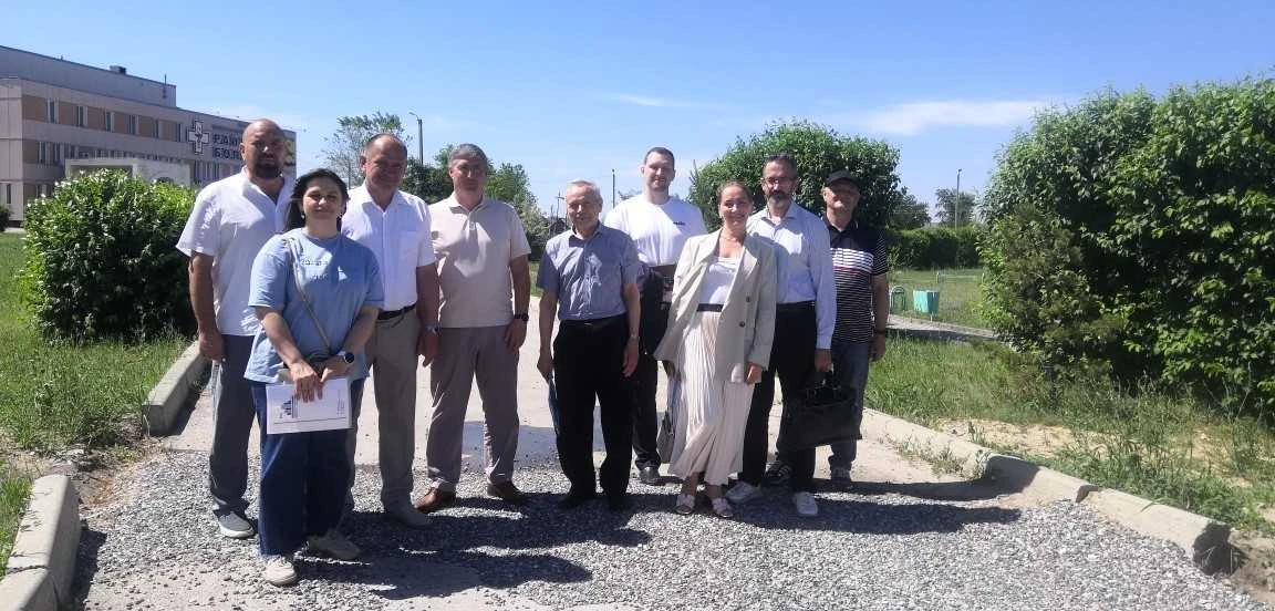 На месте будущего объекта – новой поликлиники Карасукской ЦРБ - прошла встреча главы округа Вячеслав