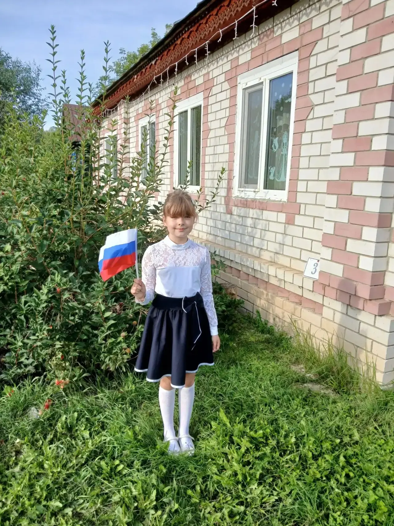 «Сегодня наш 2 класс стал частью большой и доброй акции „Флаг России в каждый дом“. 🤍💙❤️