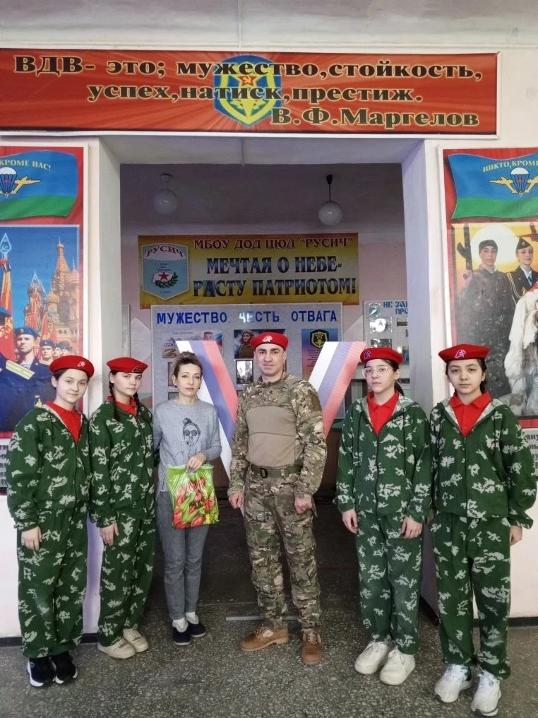 Юнармейцы нашей школы поздравили с Международным женским днем 8 марта педагогов школы, волонтеров из