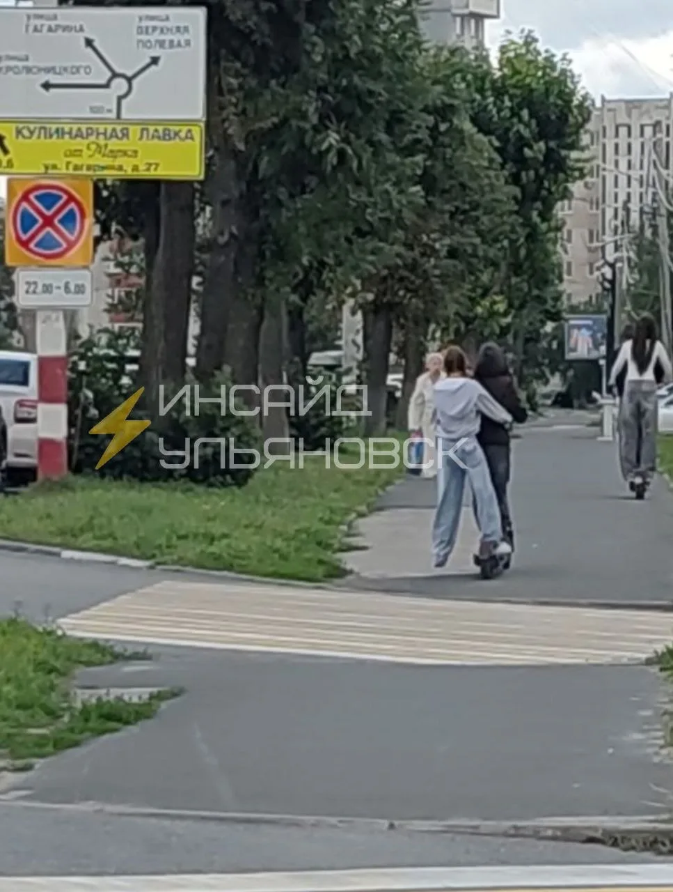 Сейчас на Нариманова катаются 4 подростка на самокатах по два на каждом, номер одного самоката 40842