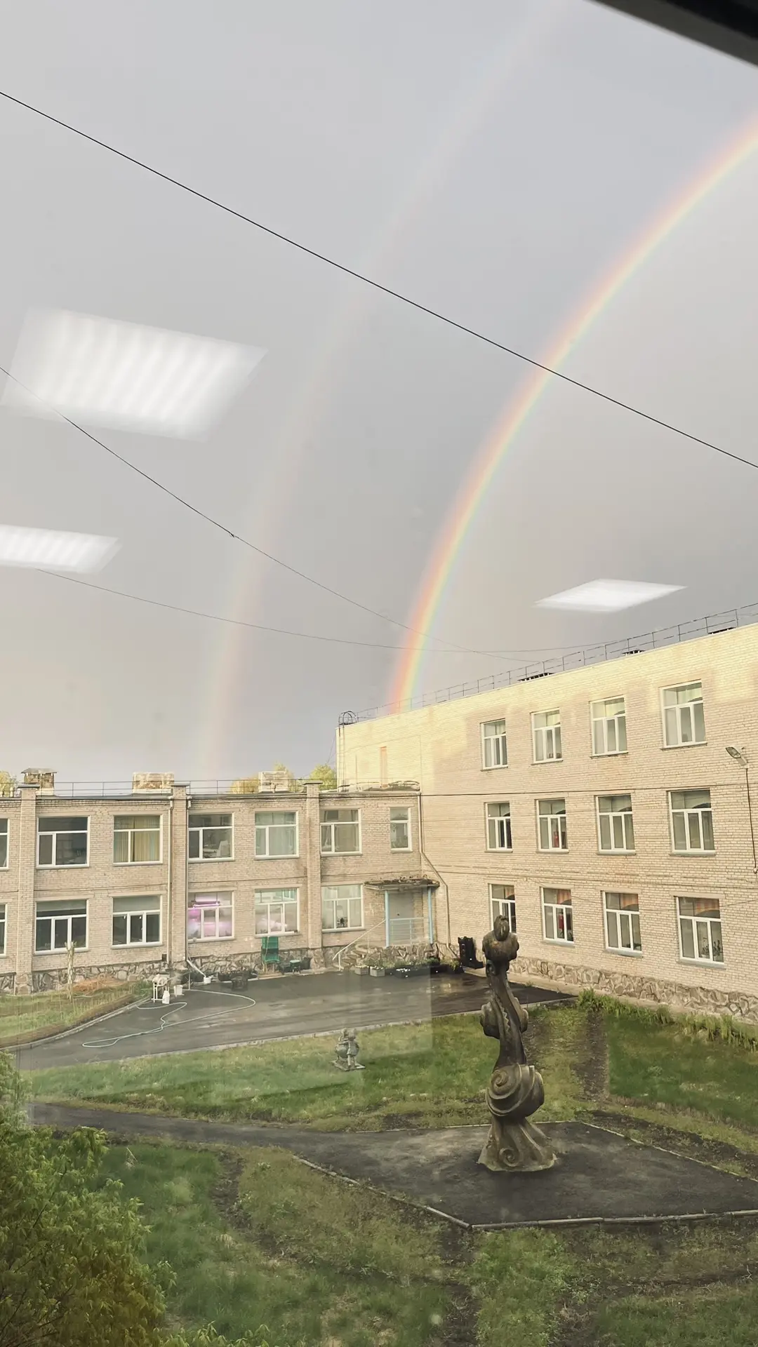 Такую красоту наблюдаю наши ребята из окна школы прямо сейчас 🌈