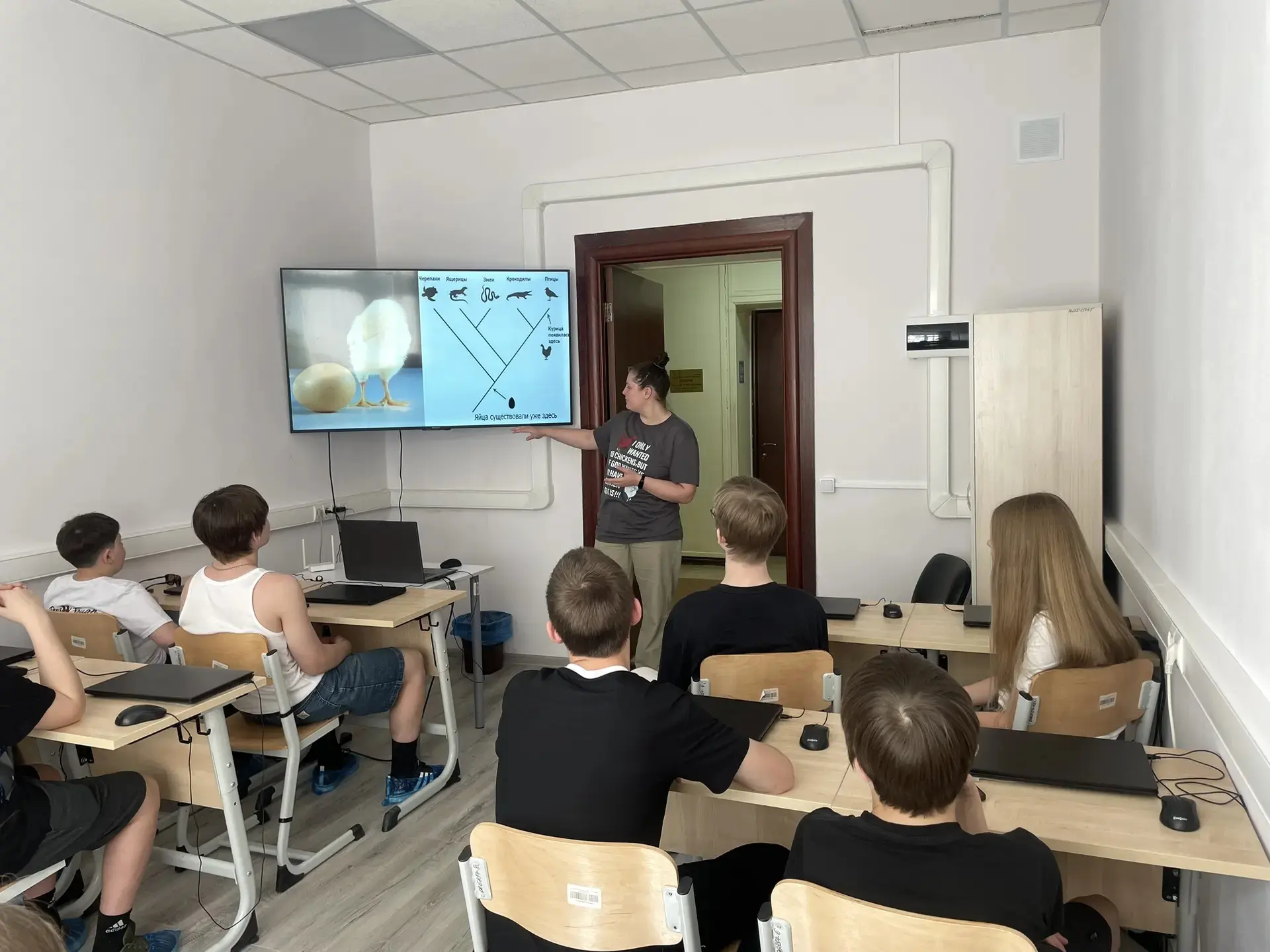 🔬 22 мая 7 «Б» совершил тур в мир больших наук в ФИЦ ВИЖ им. Эрнста! 🎓  Птичья тема захватила нас с 