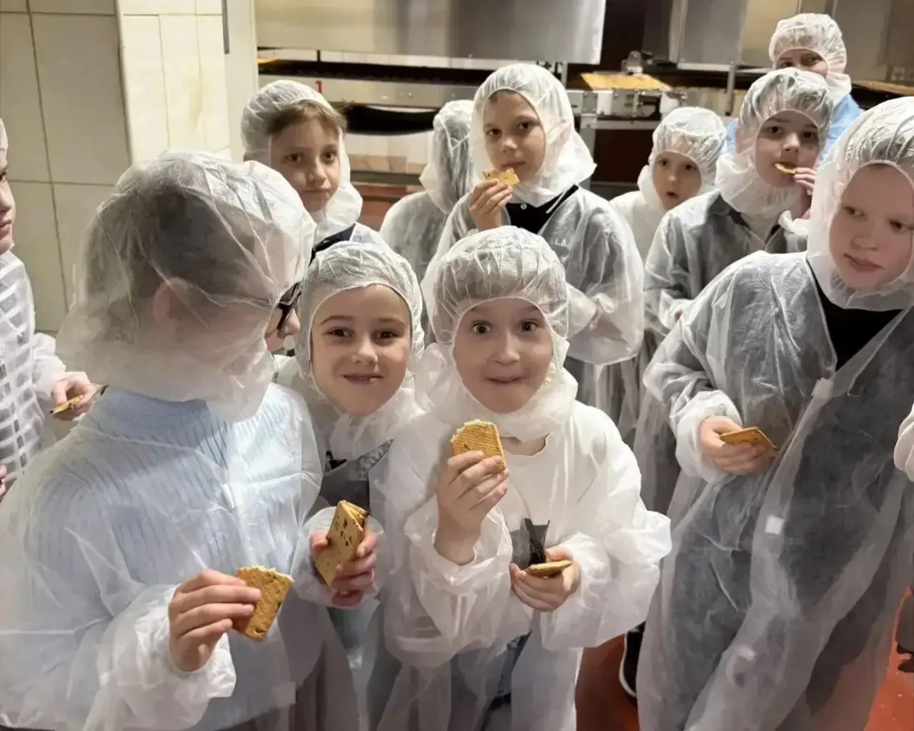 🥨 Хрустящее путешествие!  🏭2 «Г» класс отправился на самую «вкусную» экскурсию — на Останкинский зав