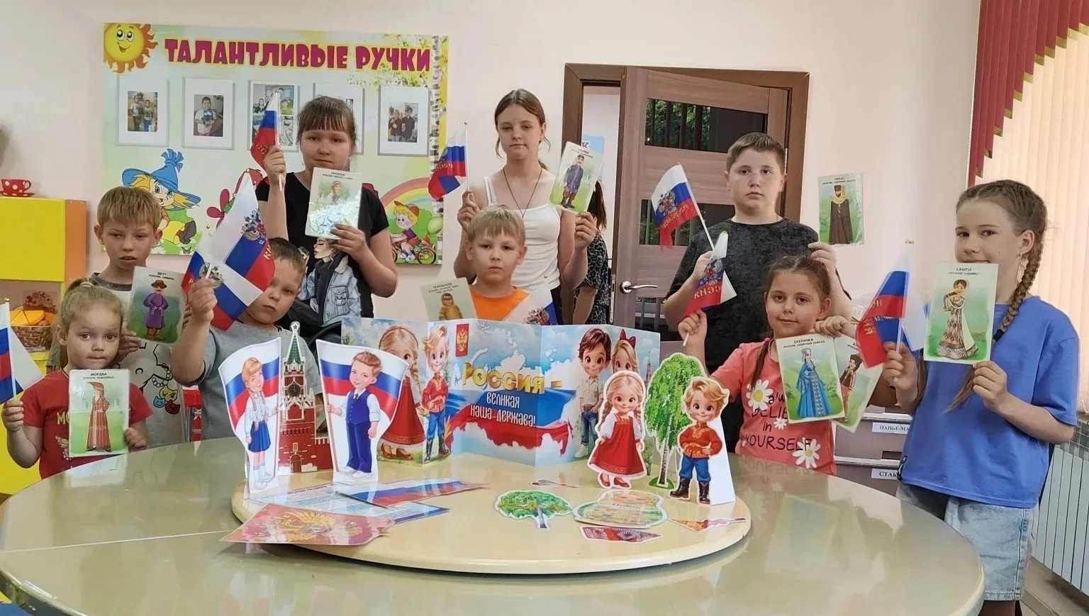 С Днём России! 🇷🇺 

Специалисты отделения «Мать и дитя» вместе с детьми отметили этот важный празд