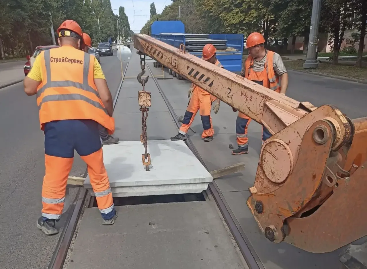 ⚒️В Курске на улице Сумской концессионер приступил к замене поврежденных бетонных плит. 

Об этом со