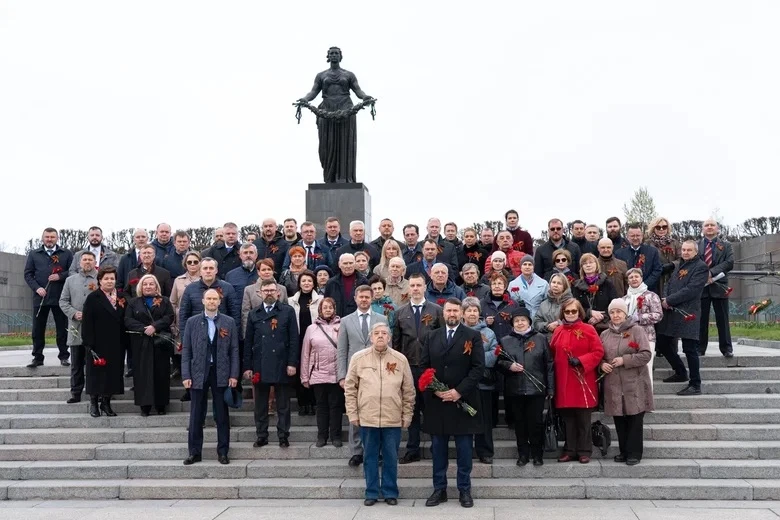 🎗️В преддверии 81 годовщины Великой Победы ветераны и сотрудники ТЭКа и «Теплосети» поклонились памя