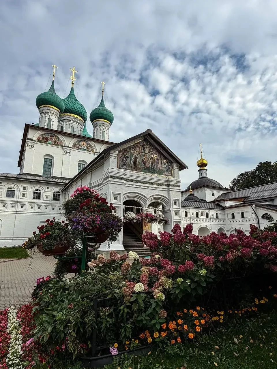 Окрестности Свято‑Введенского Толгского женского монастыря 🕊️