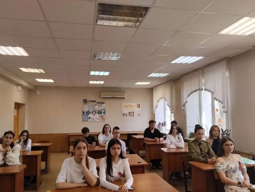 В группе ОТТ2-25 прошёл музыкально-поэтический час"Победный май", приуроченный к празднованию  Велик