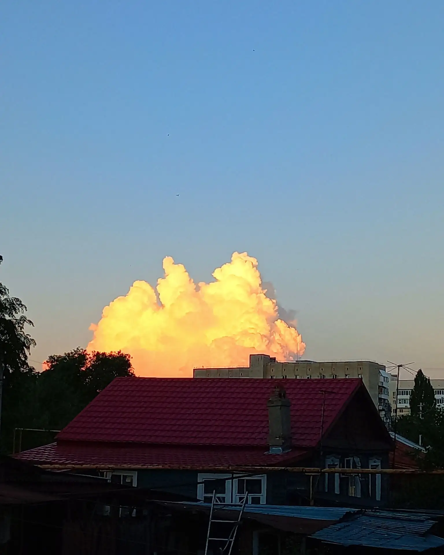 🌇 Красивое альпийское свечение можно было сейчас наблюдать в Саратове. Перед закатом на востоке поя
