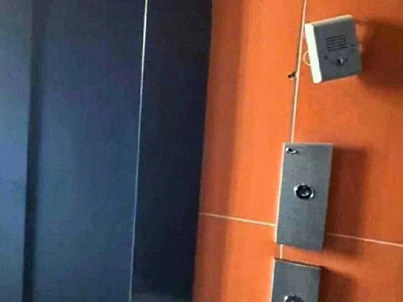 🏚 В Кузьминках жители жалуются на повреждение блока связи с диспетчером