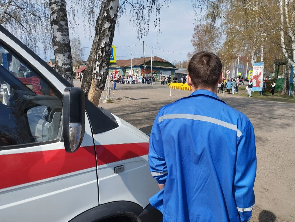 Работники Кривошеинской районной больницы на страже здоровья участников митинга ко Дню ...