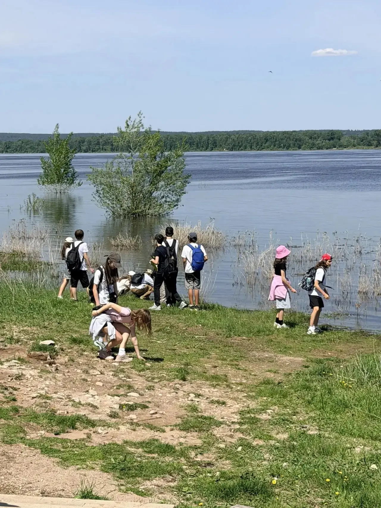 6А класс путешествовали по Волге до с.Ширяево. Активное завершение года: Перестрелка водными пистоле
