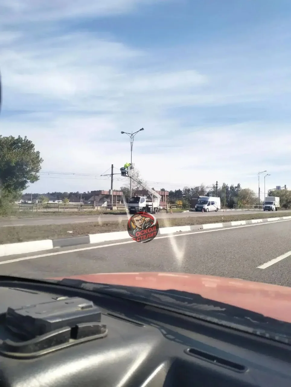 В районе остановки "Новый путь" монтируют камеры в обоих направлениях.