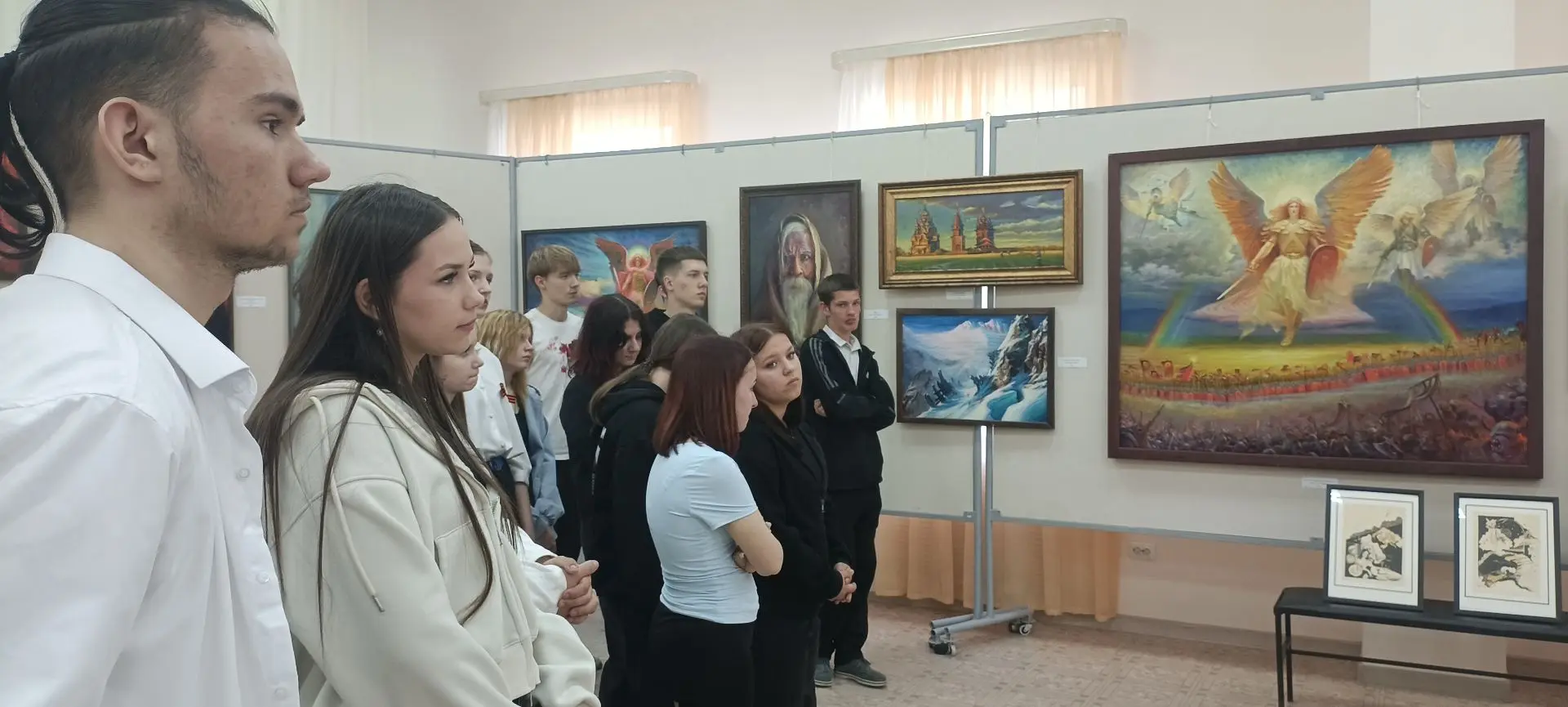 🎨 Студенты групп ТГ-12 и ОИ-11 отделения туризма и сферы услуг Ейского полипрофильного колледжа в со