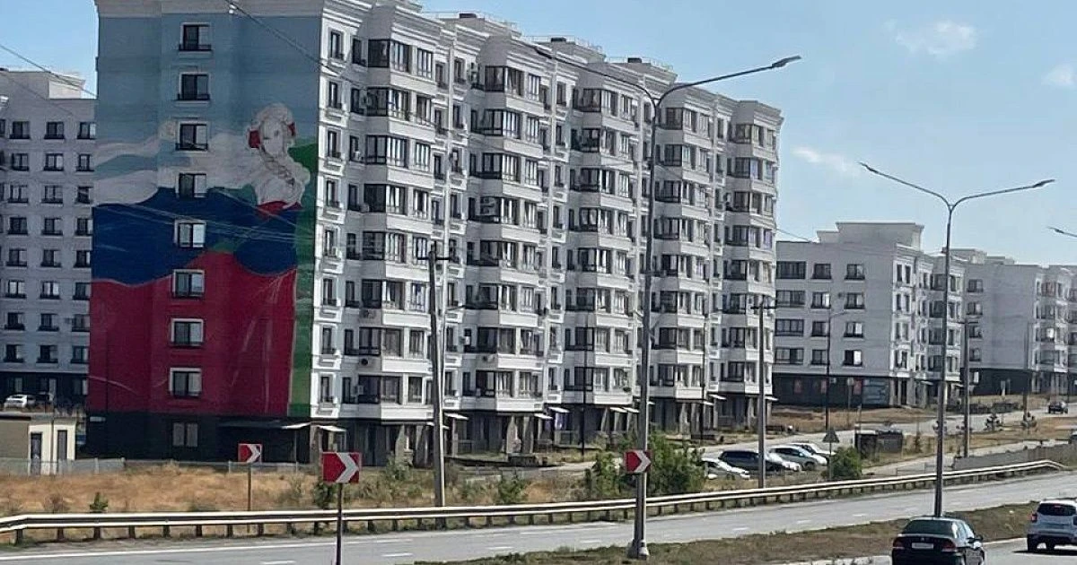 Россияне начали массово скупать квартиры в Мариуполе, пишут СМИ.