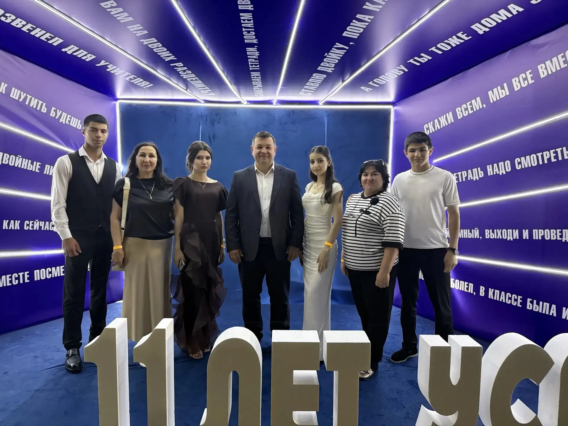 Дорогие выпускники! Мы провожаем вас во взрослую жизнь . Вы  -поистине особенный выпуск: яркие, тала
