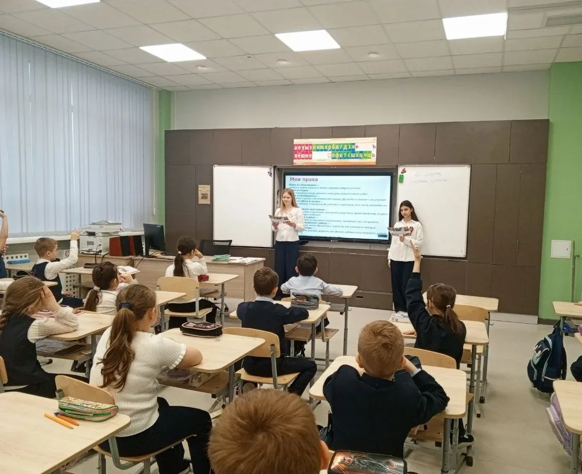 📣 Месячник правовых знаний: старшие ученики делятся знаниями с младшими!   В рамках месячника правов
