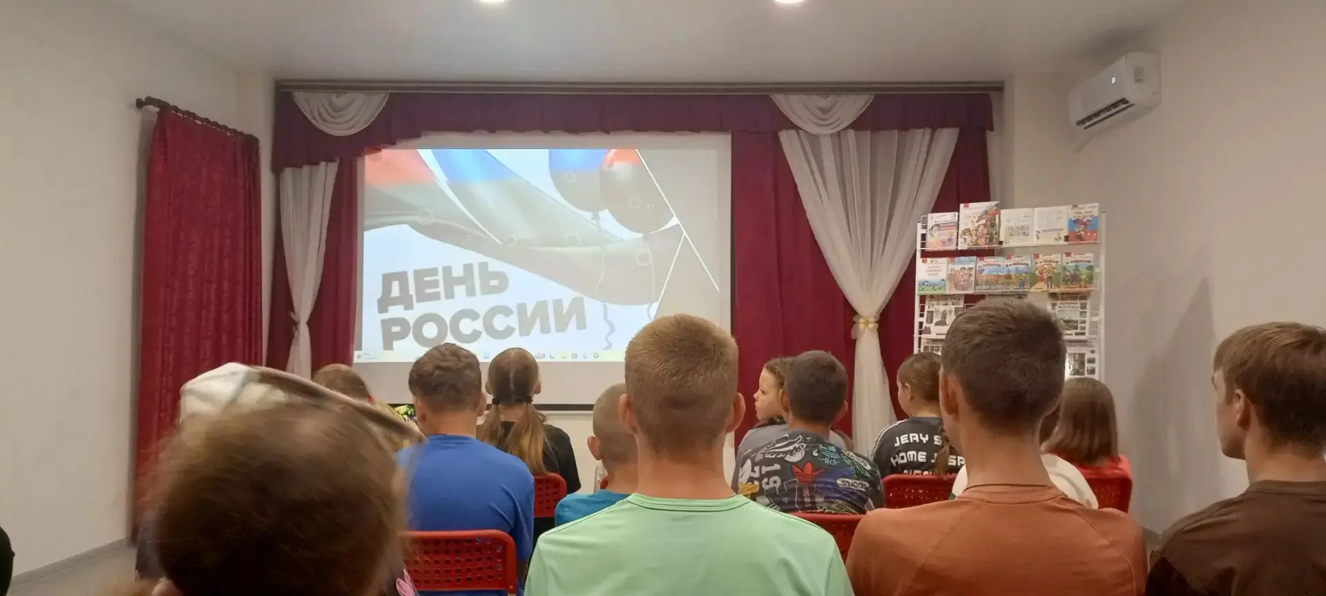 Накануне праздника День России воспитаники лагеря Жемчужина посетили библиотеку, где для них провели