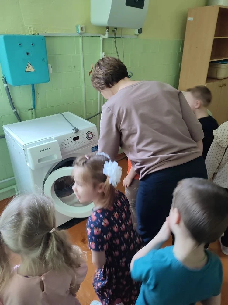 В этом месяце дети старше- подготовительной группы познакомились с профессией машиниста...