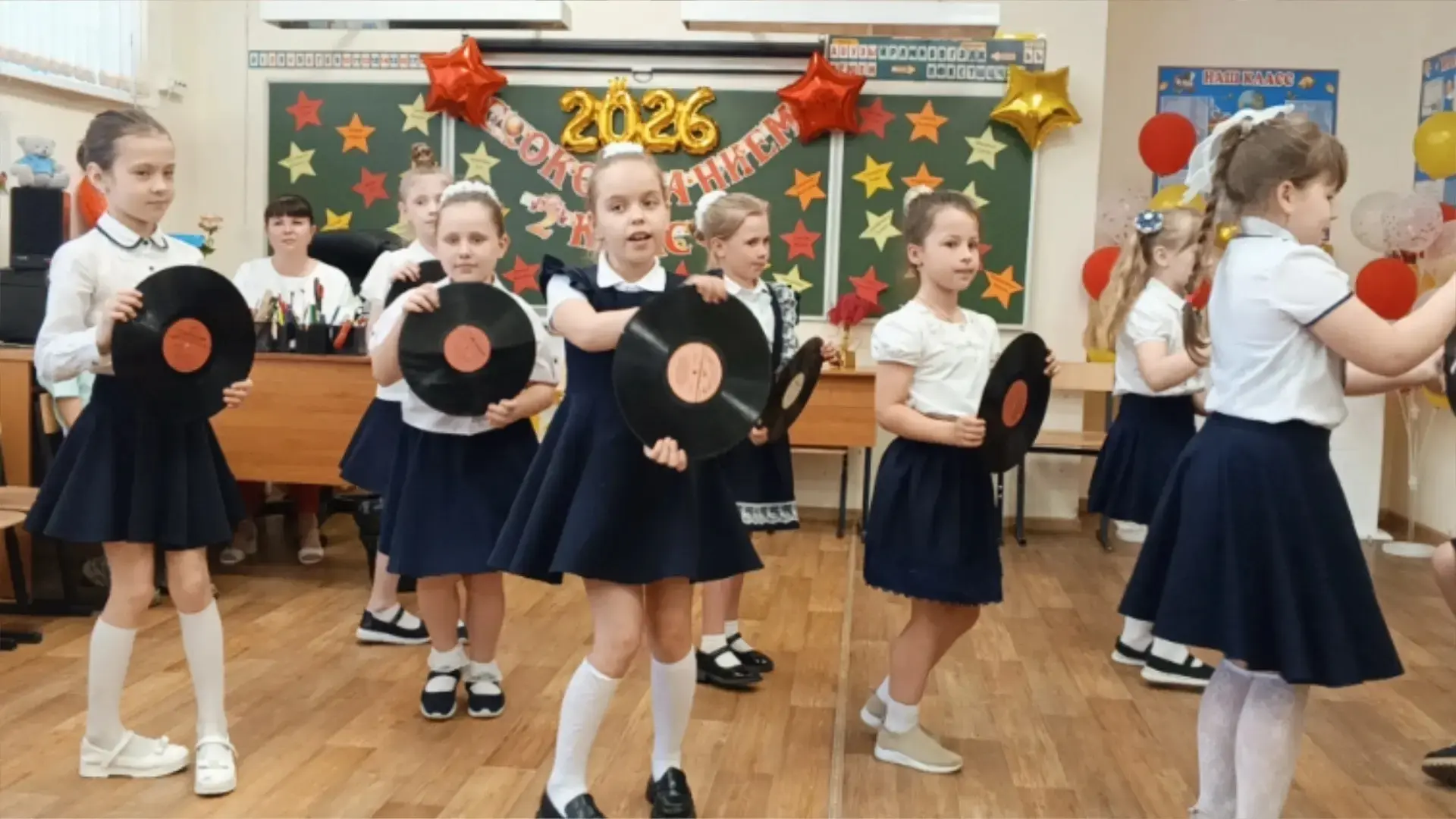 Во 2 «И» классе прошел праздничный классный час, посвященный окончанию учебного года.  Ребята подгот