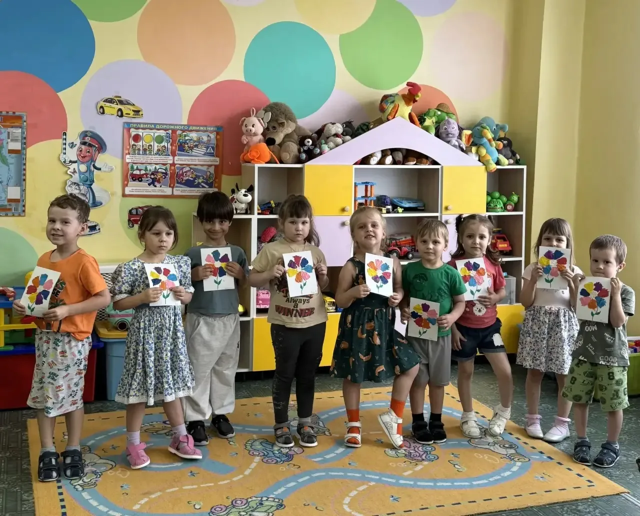 Волшебный цветик-семицветик рождается под пальцами. Разминаем пластилин — мягкий, подат...