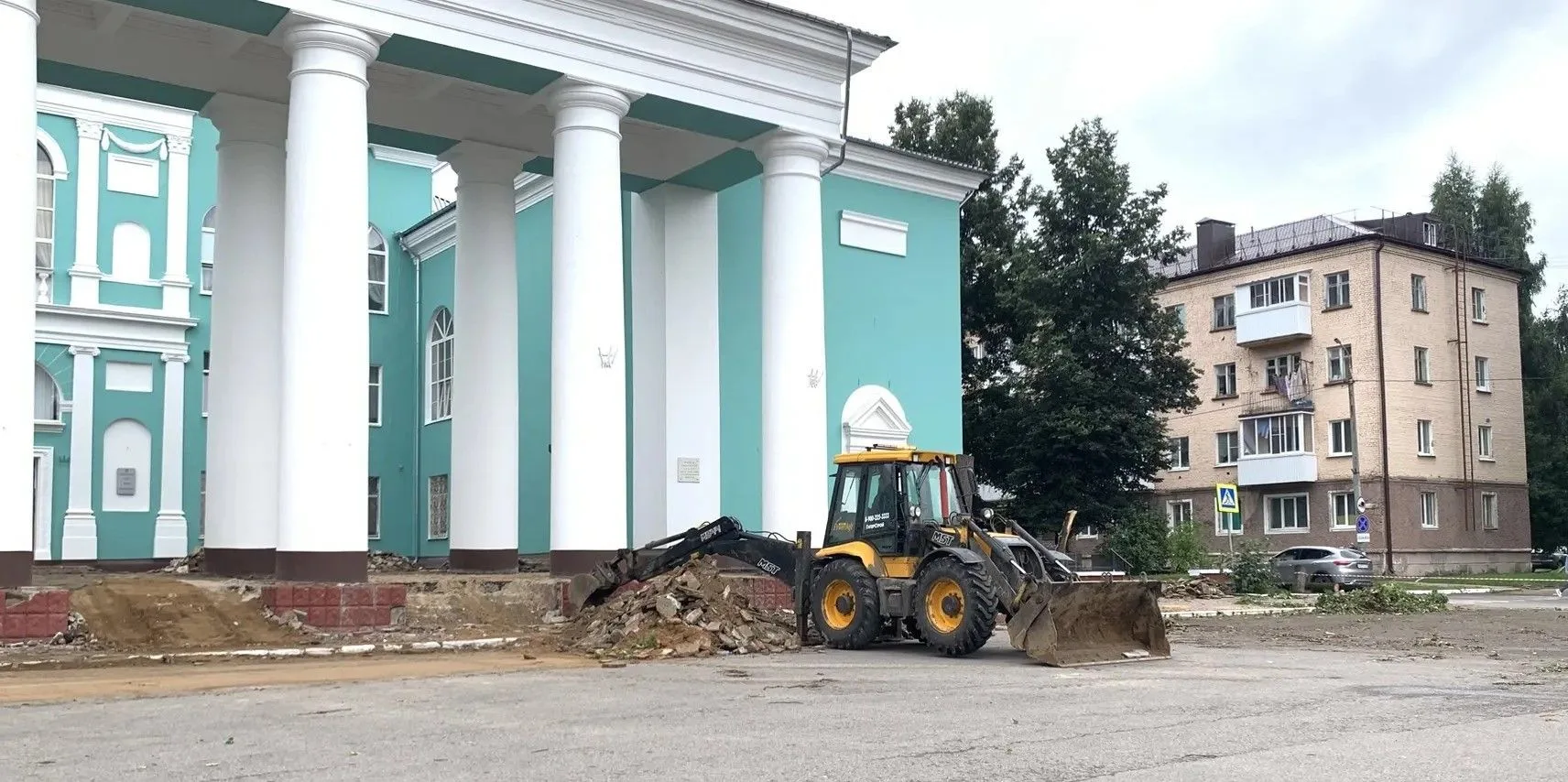 Сегодня на площадке перед ЦДК продолжается благоустройство
 
🚜Подрядная организация «СтройТехСнаб» 