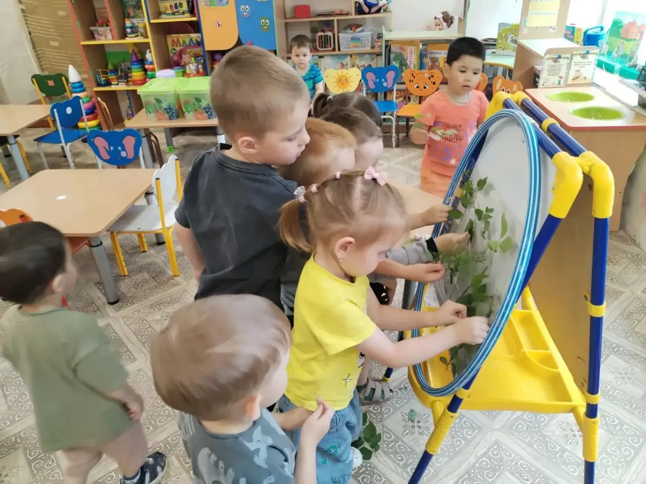 🌸 В гости к флористу: кто превращает цветы в сказку? 🌸

Сегодня в нашем детском саду ещё одно инте