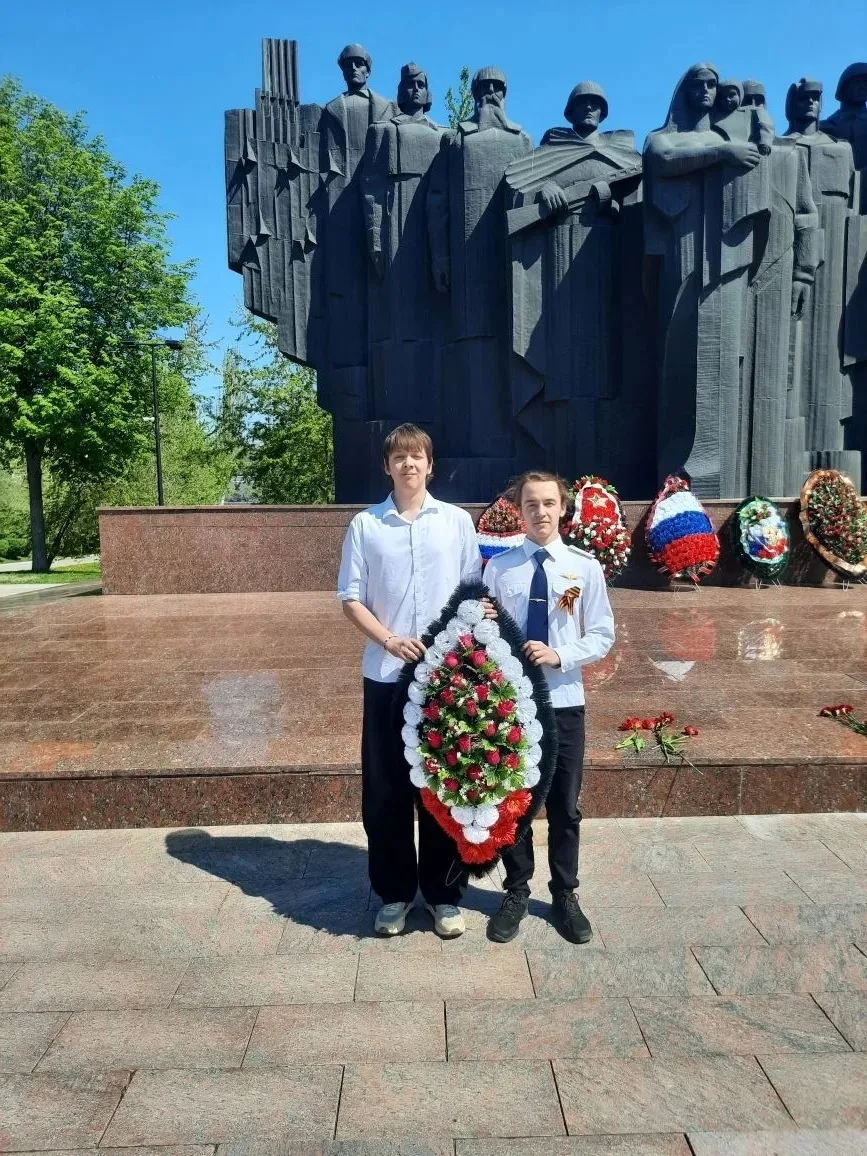 08.05.2026 студенты группы ВООП-243 возложили венок к памятнику погибшим войнам на Площади Победы от