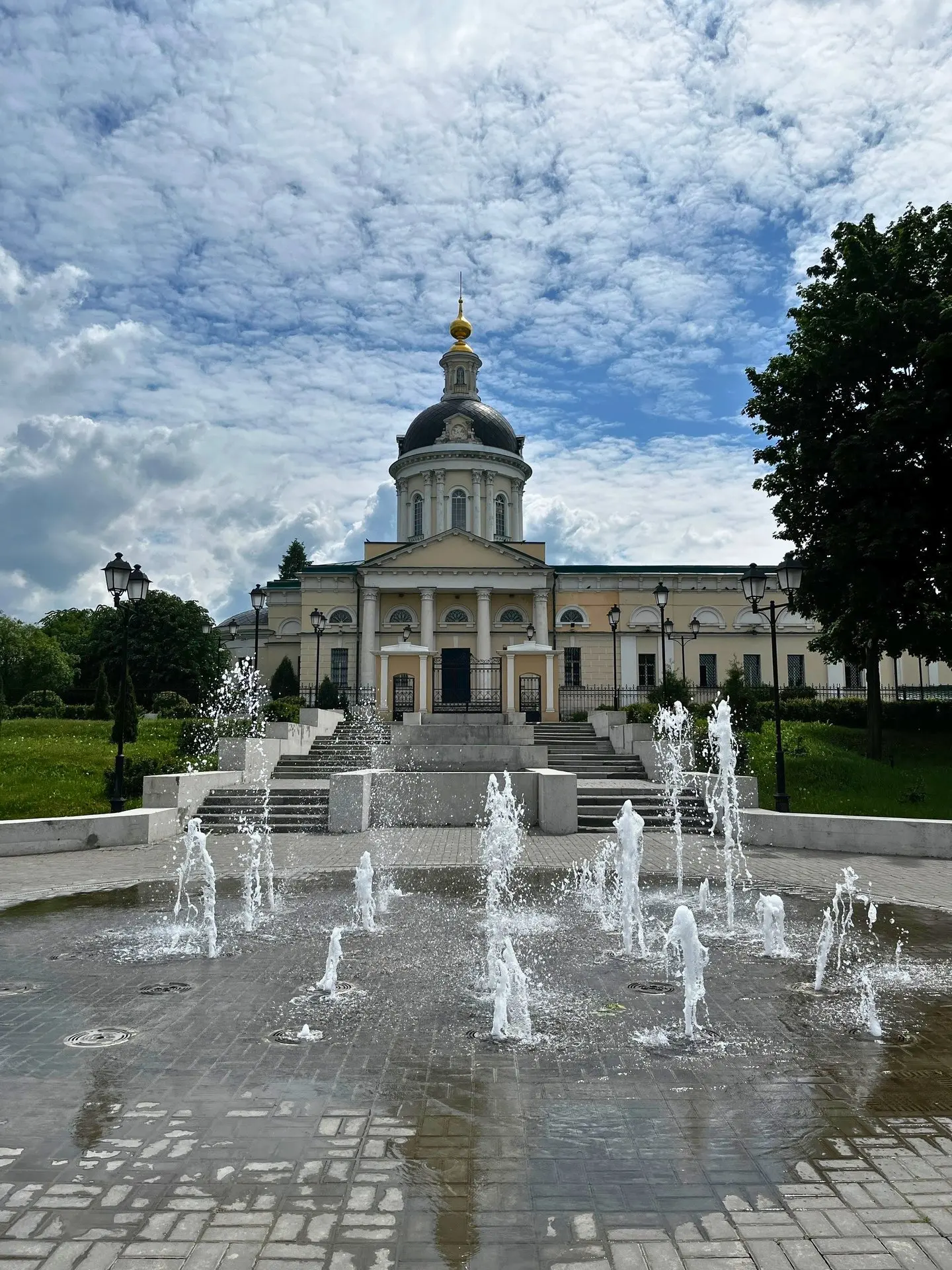 ☀️ Коломна в июне - это вот так

Фонтан, старинный храм, зелень и облака, которые каждую минуту меня