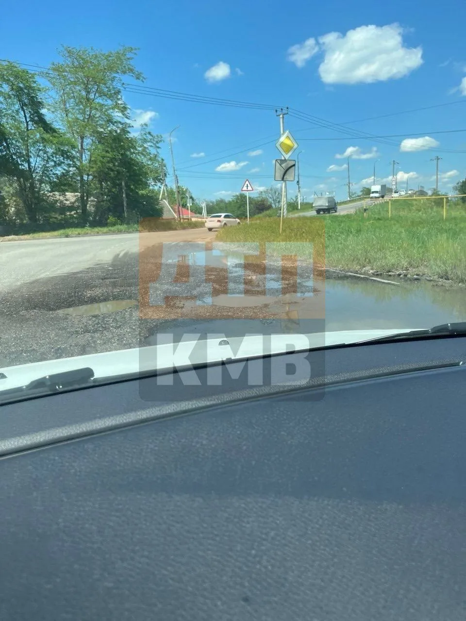 → 🚧 За какой надобностью постелили три бугра перед Краснокумскими мостами? В 5 метрах лучше бы ямы 