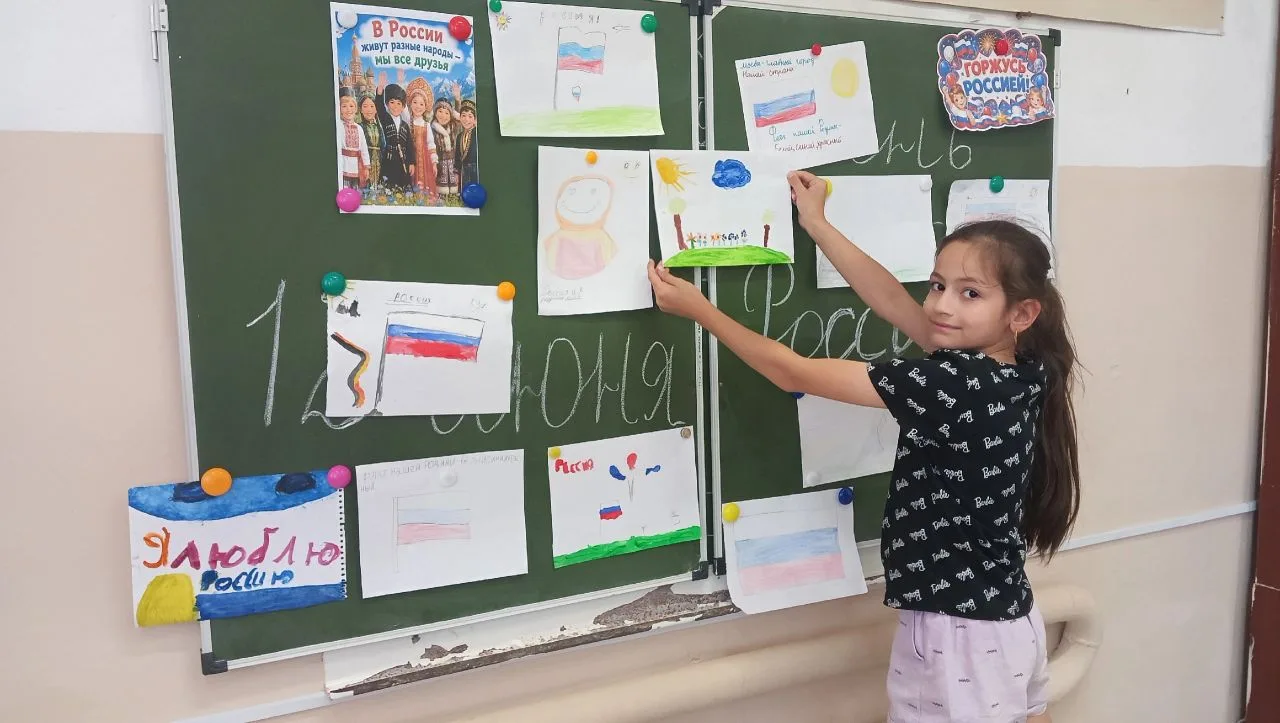 🎨🕊️ Орлята из «Смены» нарисовали Россию такой, какой любят её сердцем

В лагере прошла выставка «Р