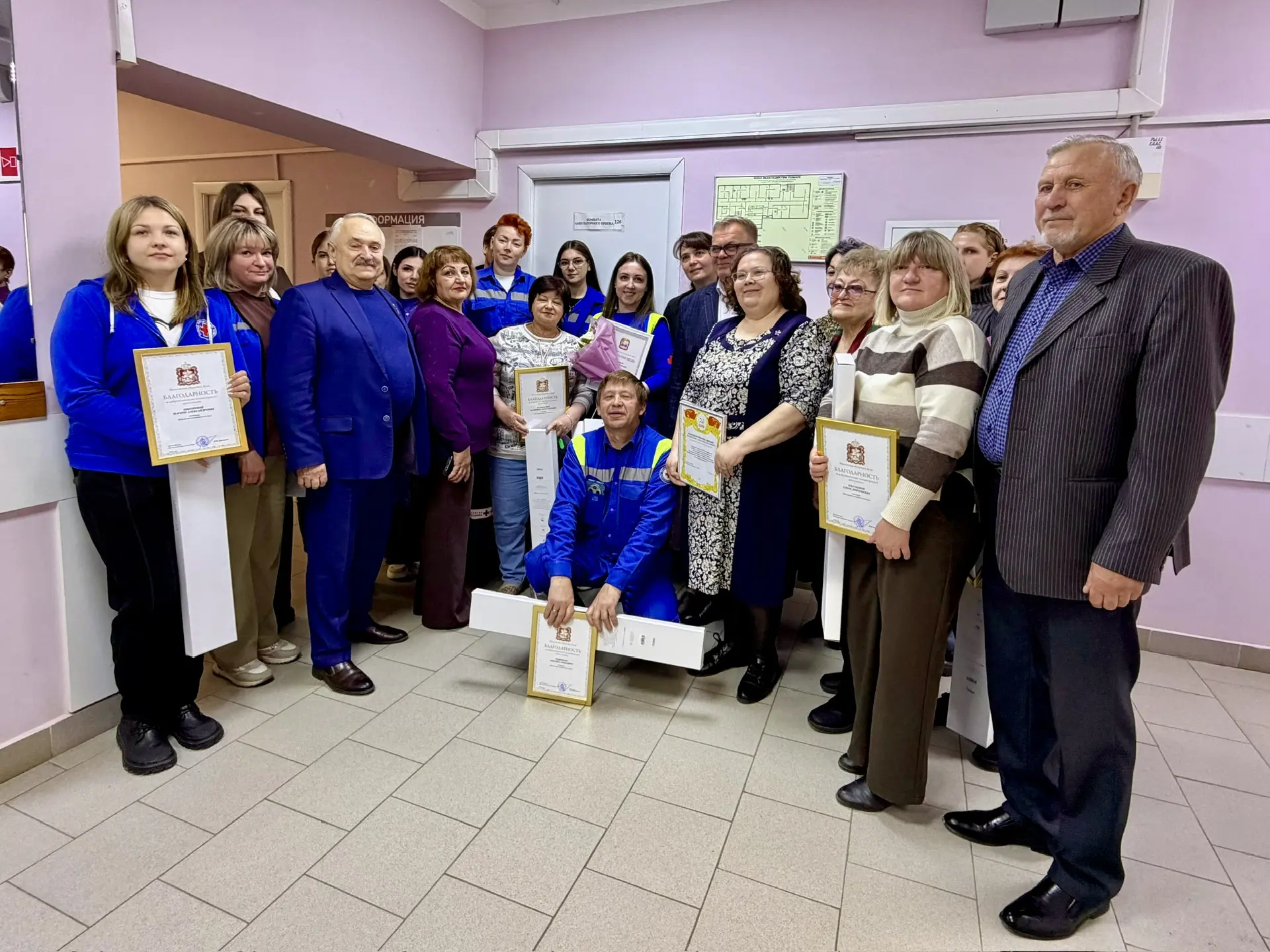 В Можайском округе с профессиональным праздником поздравили сотрудников скорой помощи  Ежедневно они