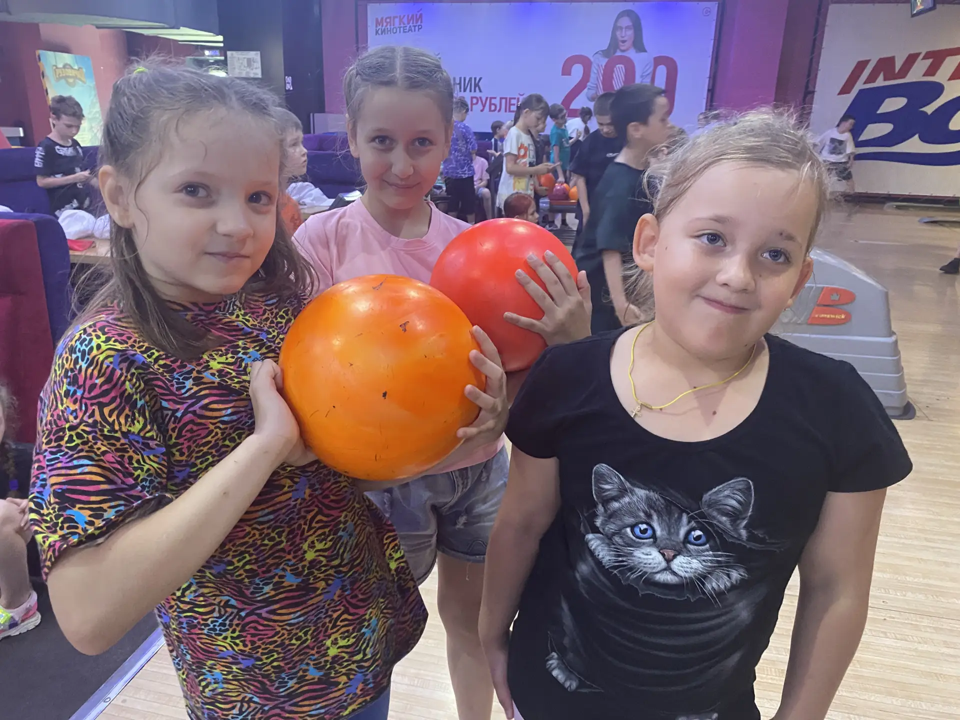 🛑Ребята играют в боулинг! У них все получается.