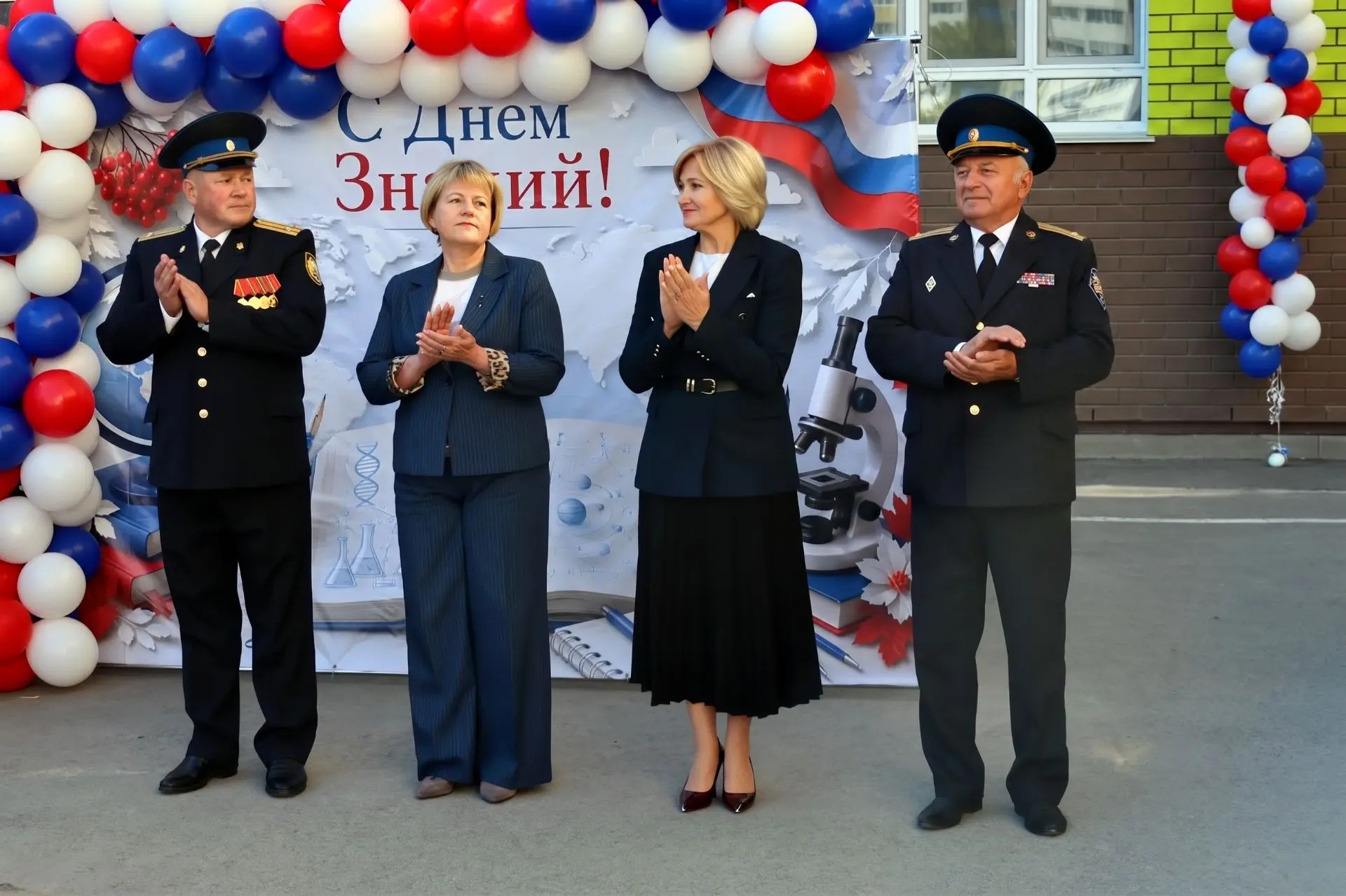 В корпусе на Взлётной торжественно и ярко прошли две праздничные линейки, дав официальн...