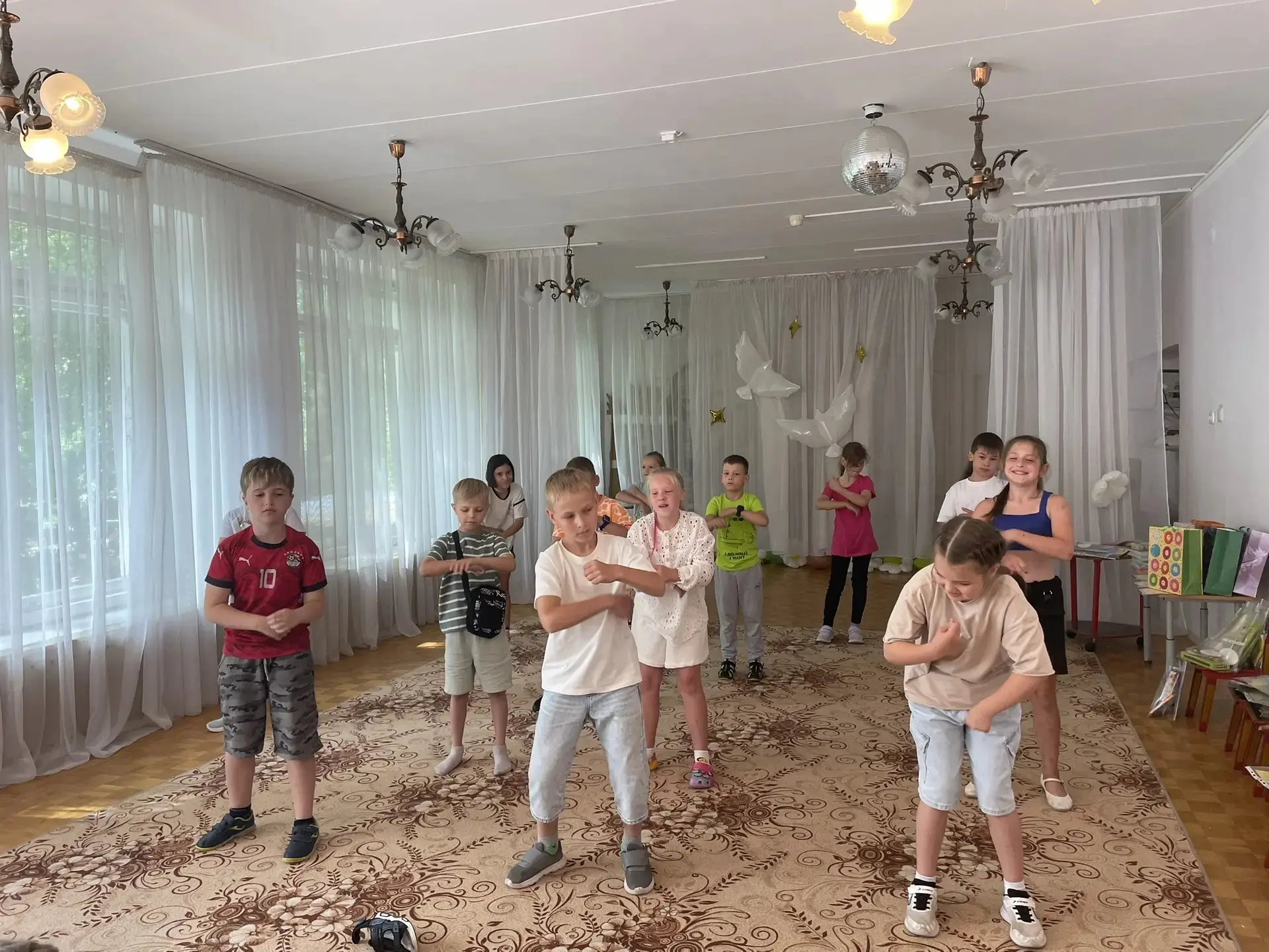 Яркий финал смены в лагере «Ласточка»!

В детском лагере «Ласточка» состоялось торжественное закрыти