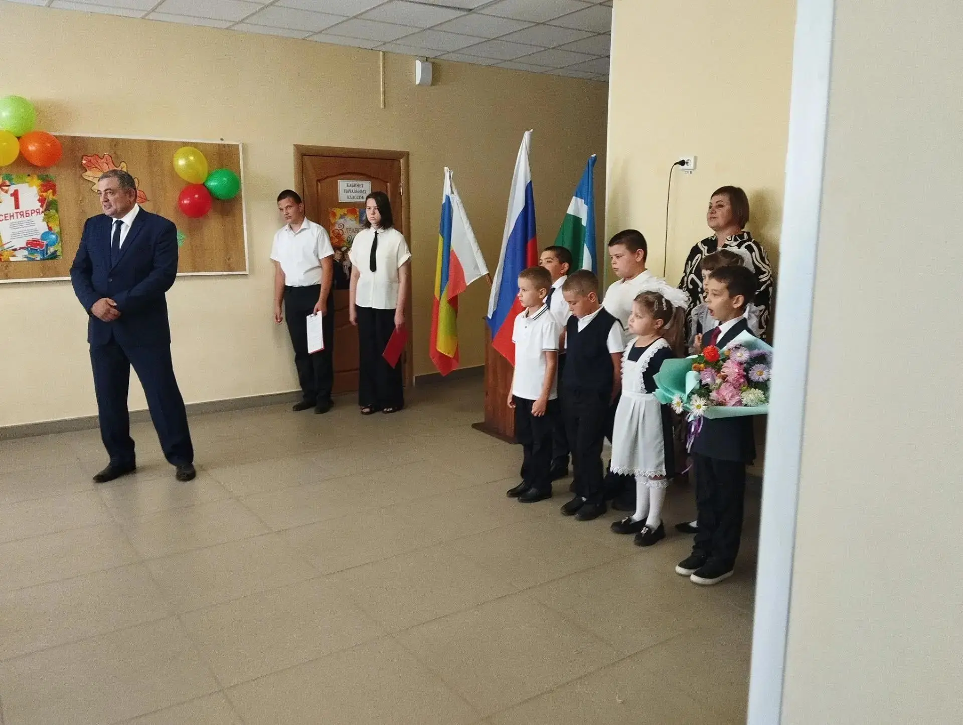 Сегодня глава Кашарского сельского поселения принял участие в торжественной линейке, пр...