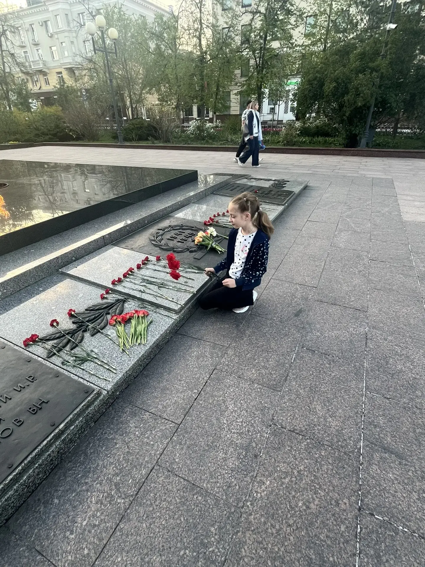 Возложение цветов к памятникам – больше, чем традиция! 👏  Это важный момент воспитания: через такие 