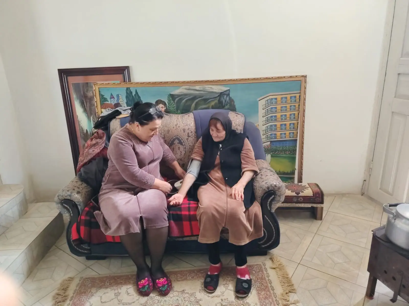Социальная работница 1го-отделения социального обслуживания на дому Д.Вагабова  оказывает своей подо