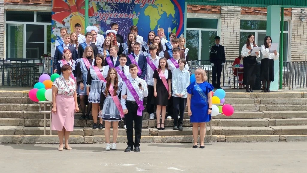 Сегодня в нашей школе прошла трогательная и радостная, торжественная линейка, посвященн...