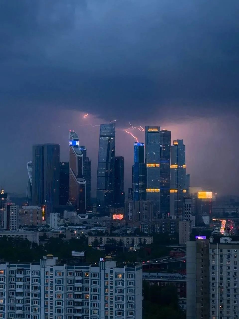 🌦 АТМОСФЕРА: до 09:00 23 мая в столице местами ливни, гроза и град с усилением ветра с порывами до 1