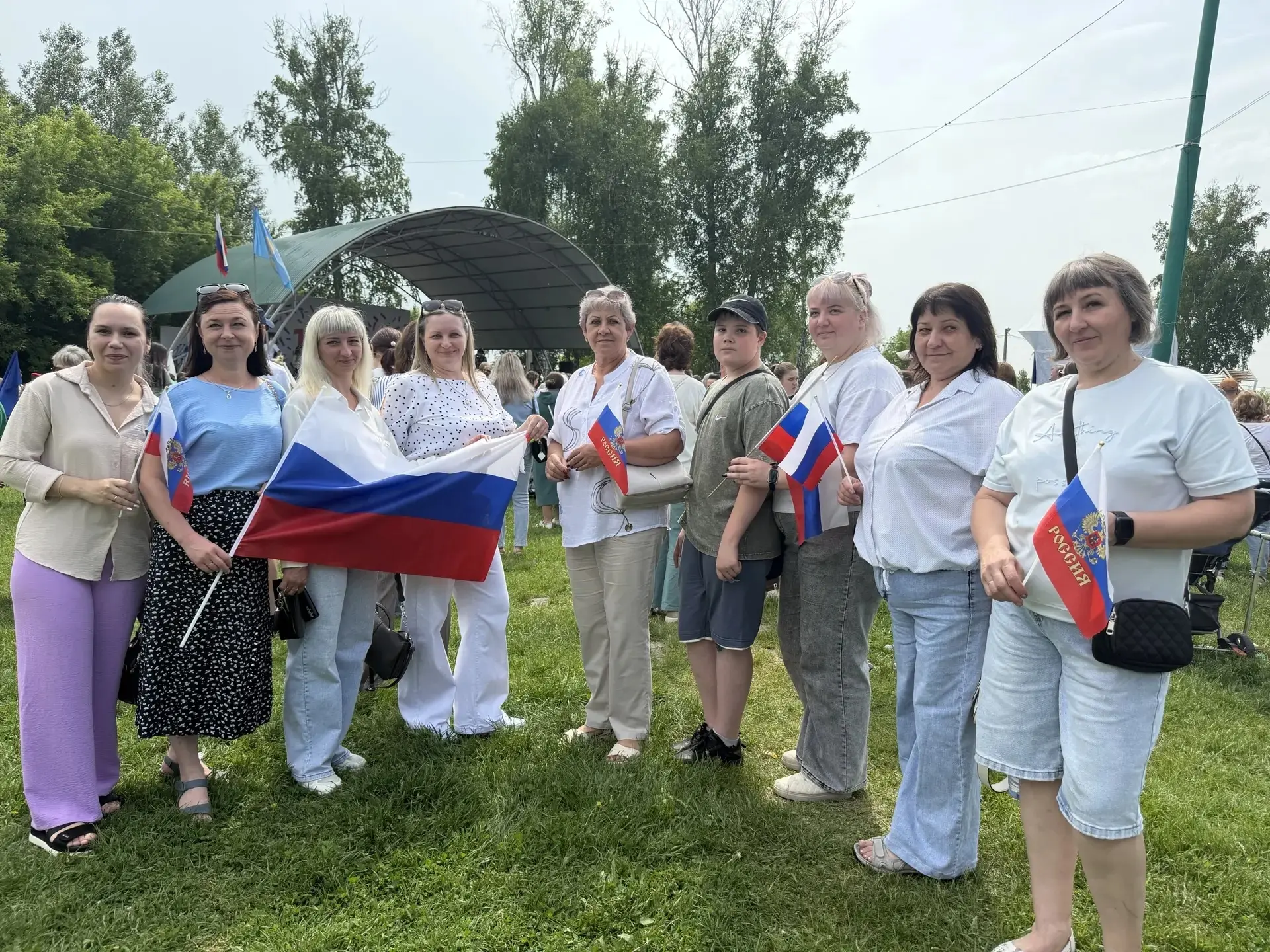 ☀️ В честь Дня России в городском парке имени А. В. Суворова прошла замечательная концертная програм