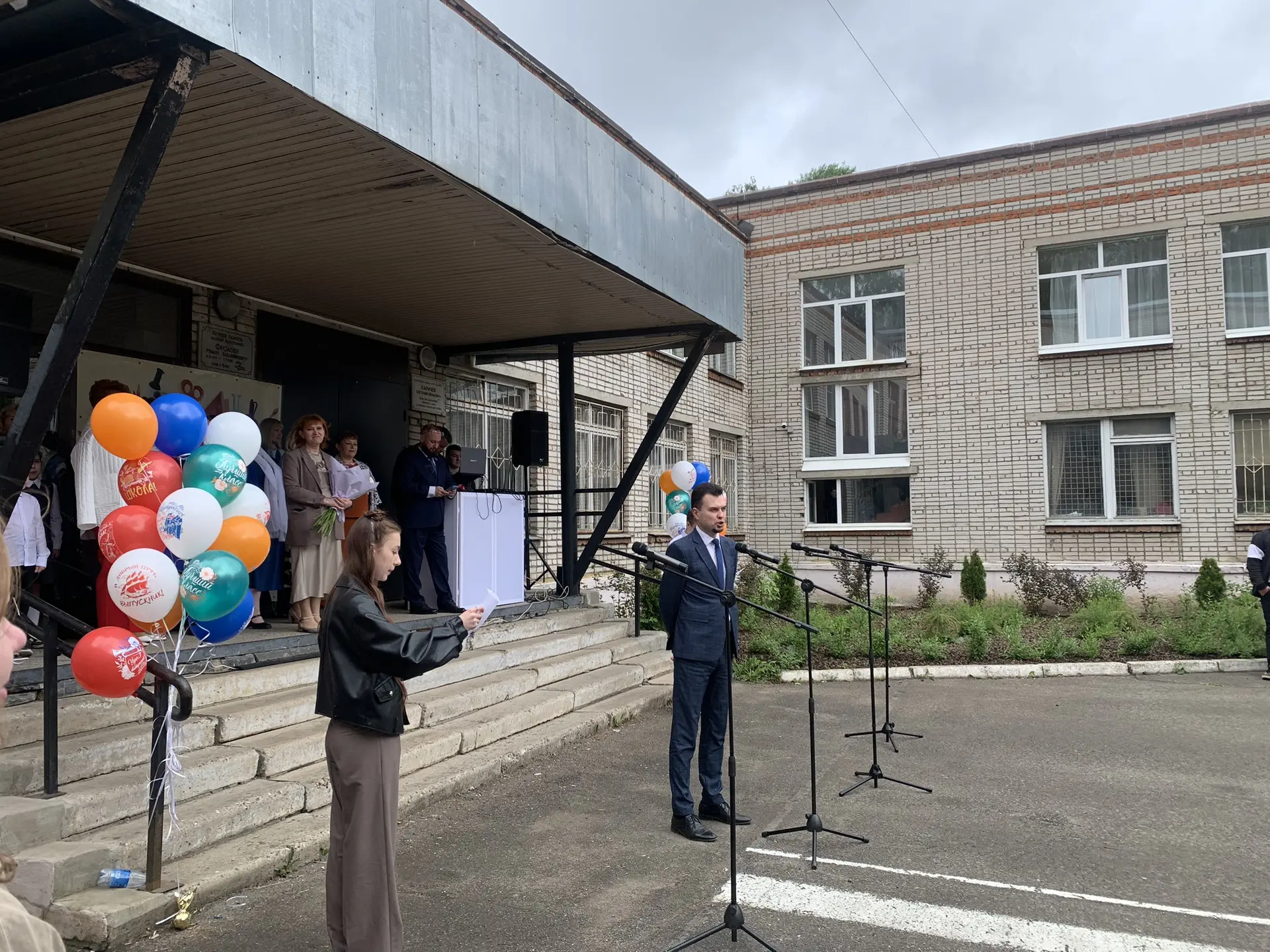 #Школа22 #ТакойДень  🎉 Сегодня прошла торжественная линейка — выпускаем 11-й класс!  ✍️Гости щедро д