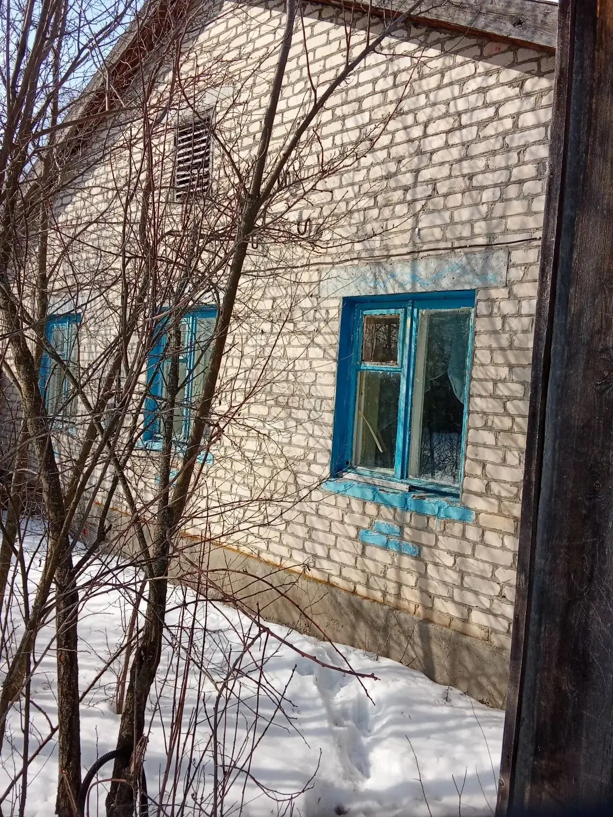 Продаётся дом в селе Акатная Маза. В доме газовое отопление, родниковая вода, слив. Четыре комнаты, 