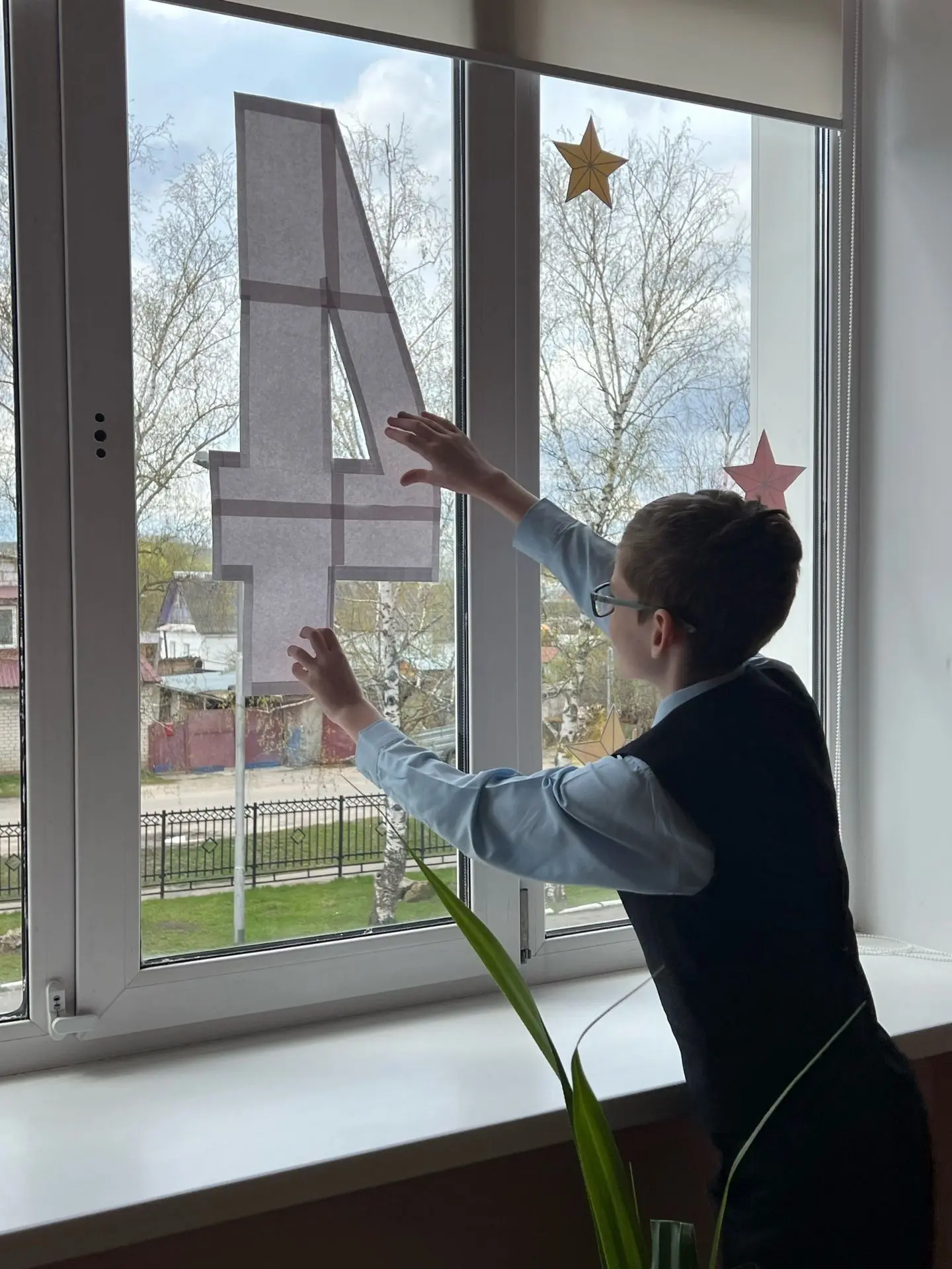 Наши родные окна стали историей. 🕊️Знаете, что общего между обычным школьным стеклом и страницей в 