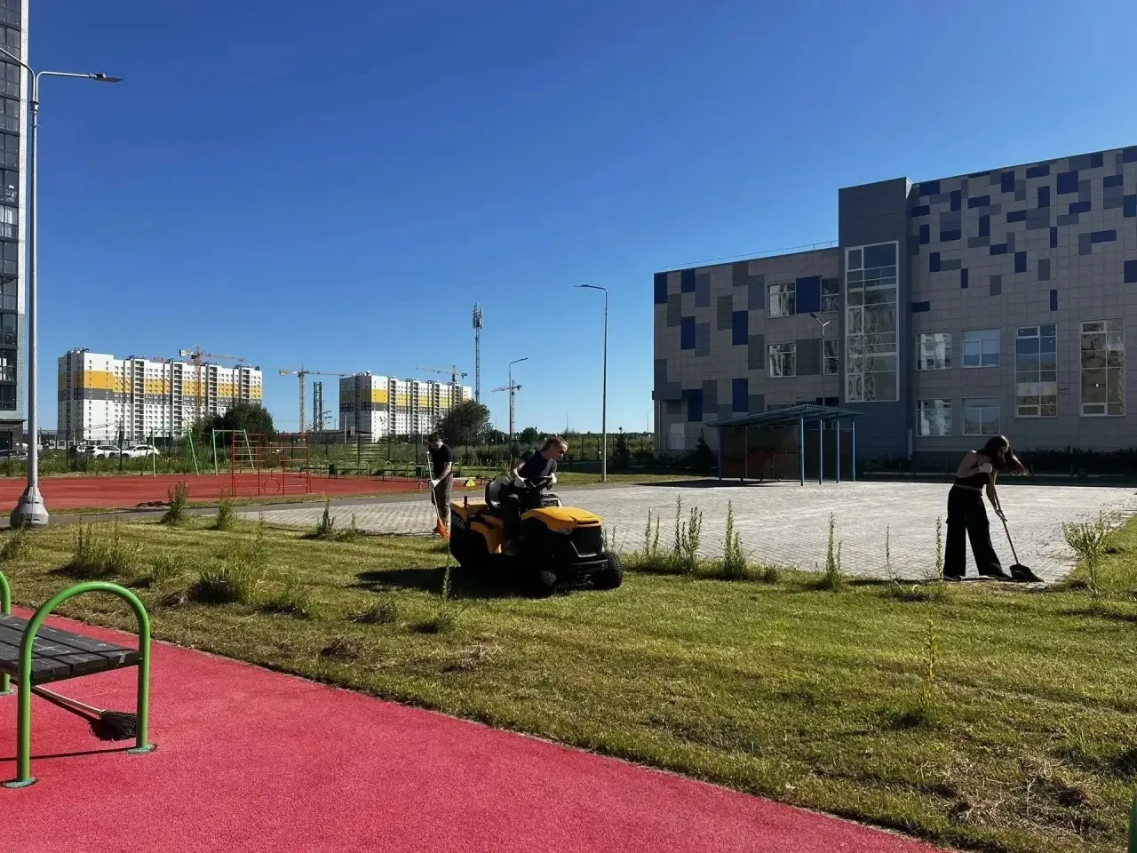 🍃🧹 В выходные на территории ЦО 56 прошли плановые работы по уходу за участком: применили новую тех
