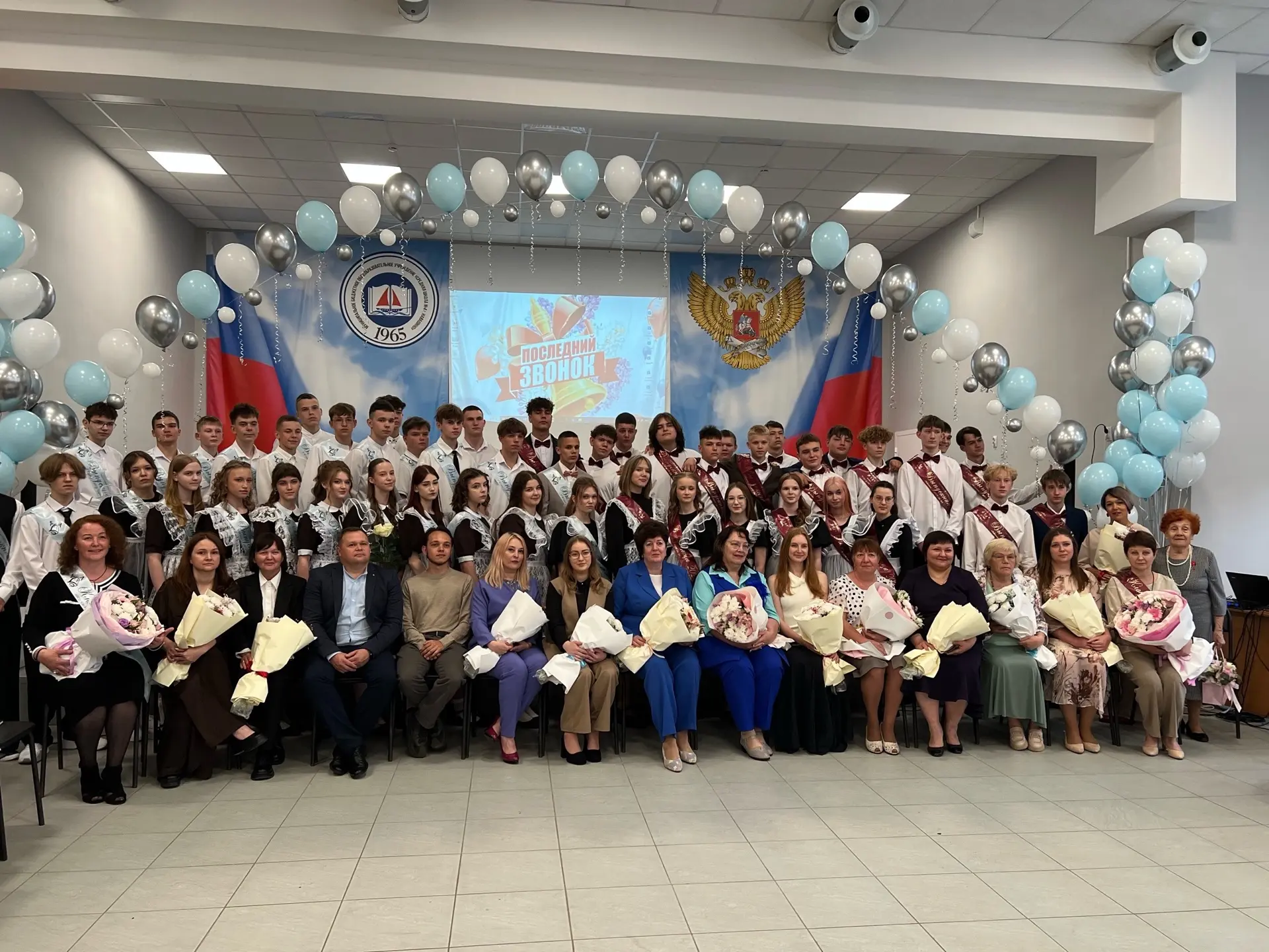 Поздравляем наших 9-классников с последним звонком! 🔔 🧑🏼‍🎓👩🏼‍🎓