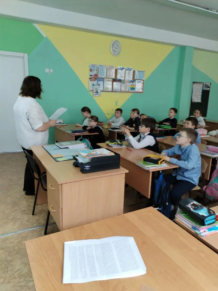 🎗️ 6 мая во 2 «Л» классе прошёл библиотечный урок, посвящённый Дню  Победы Советского народа над фаш